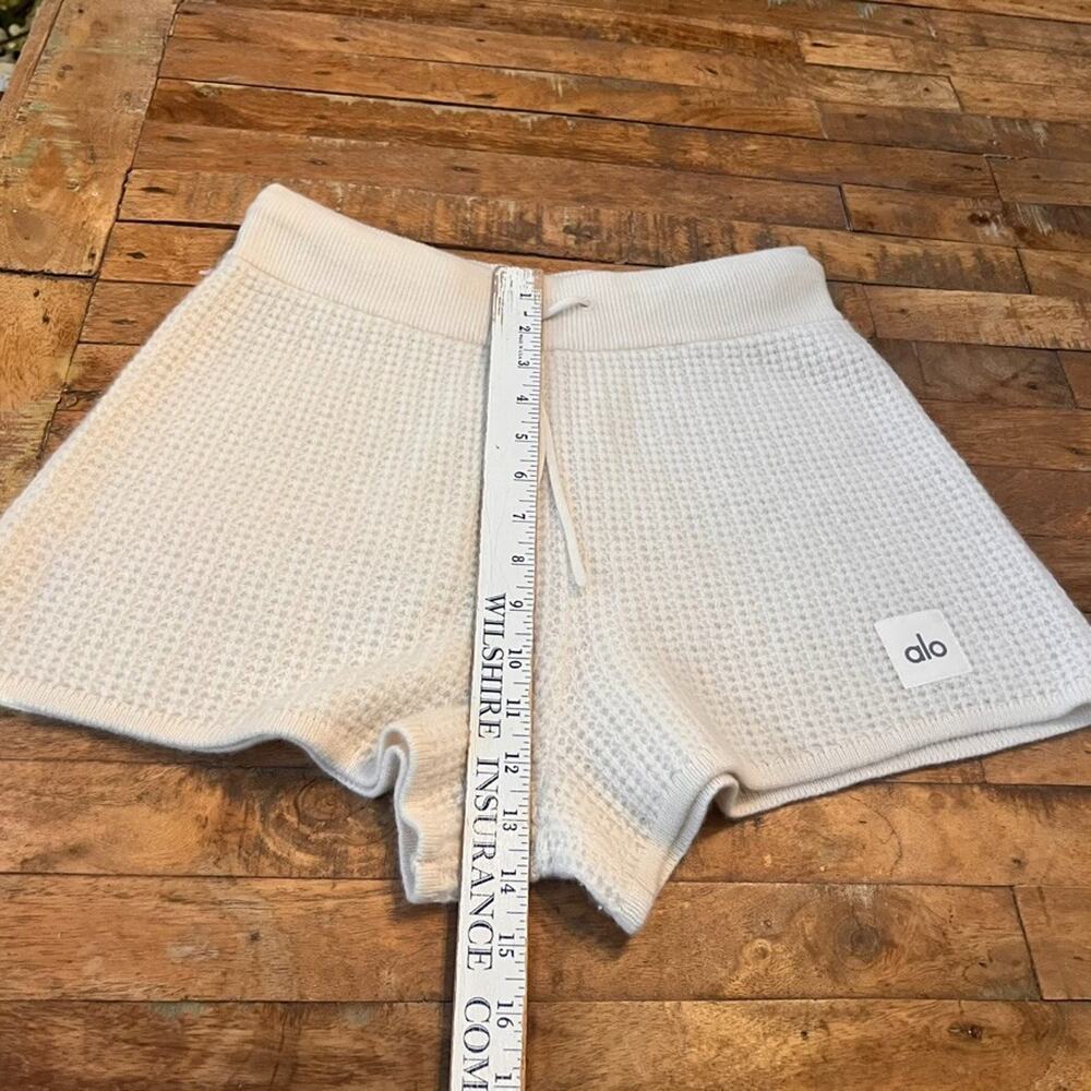 Alo Yoga Shorts Women's S Ivory Cashmere High-Waist Summer Daze Waffle Knit - Picture 3 of 10